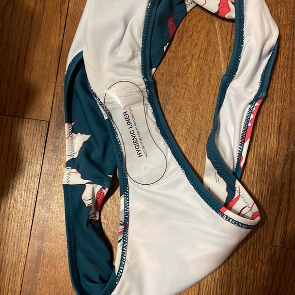 •CUPSHE•NWT DEEP BLUE, RED & WHITE  FLORAL BIKINI BOTTOMS SIZE MEDIUM - Picture 8 of 8